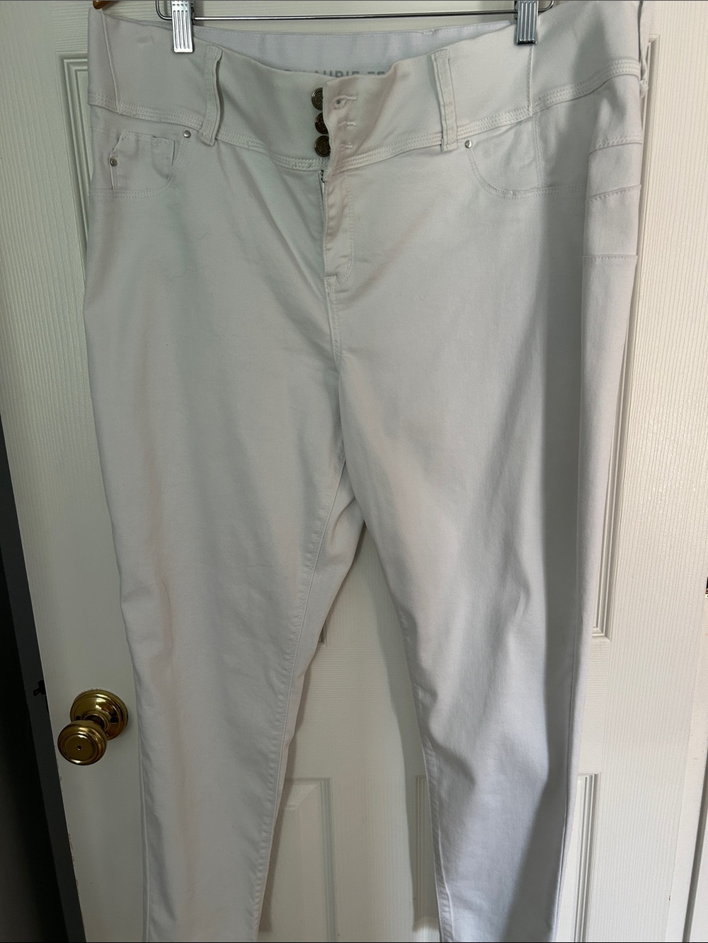 Womans white stretch jeans